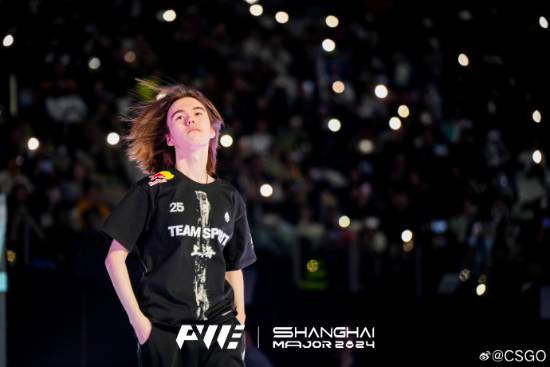 上海JOR周冠宇独自击败S1mple！表演赛中展现出色表现