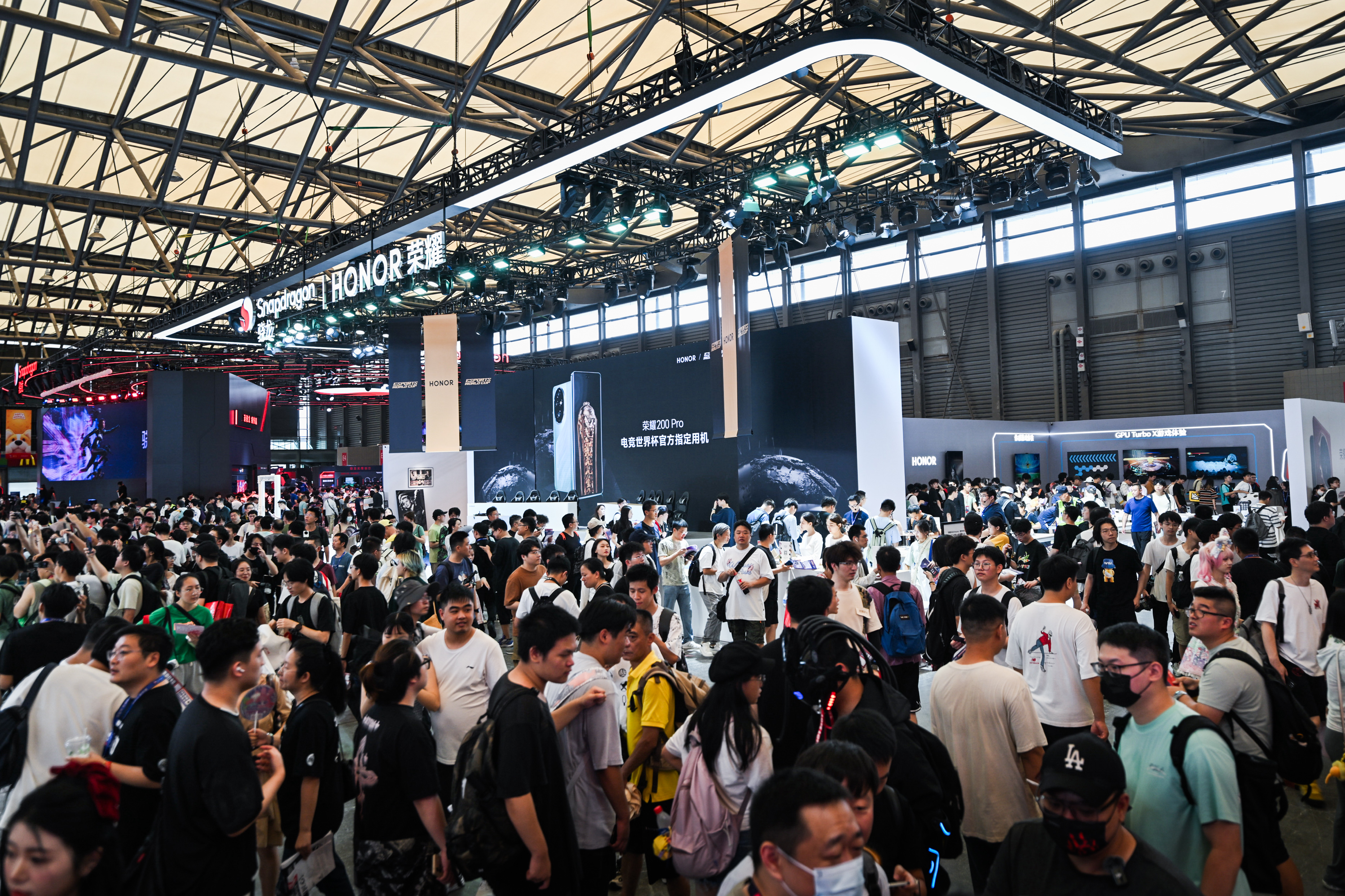 荣耀游戏中心与伙伴合作，共同打造优质游戏内容生态，在ChinaJoy展会上露面