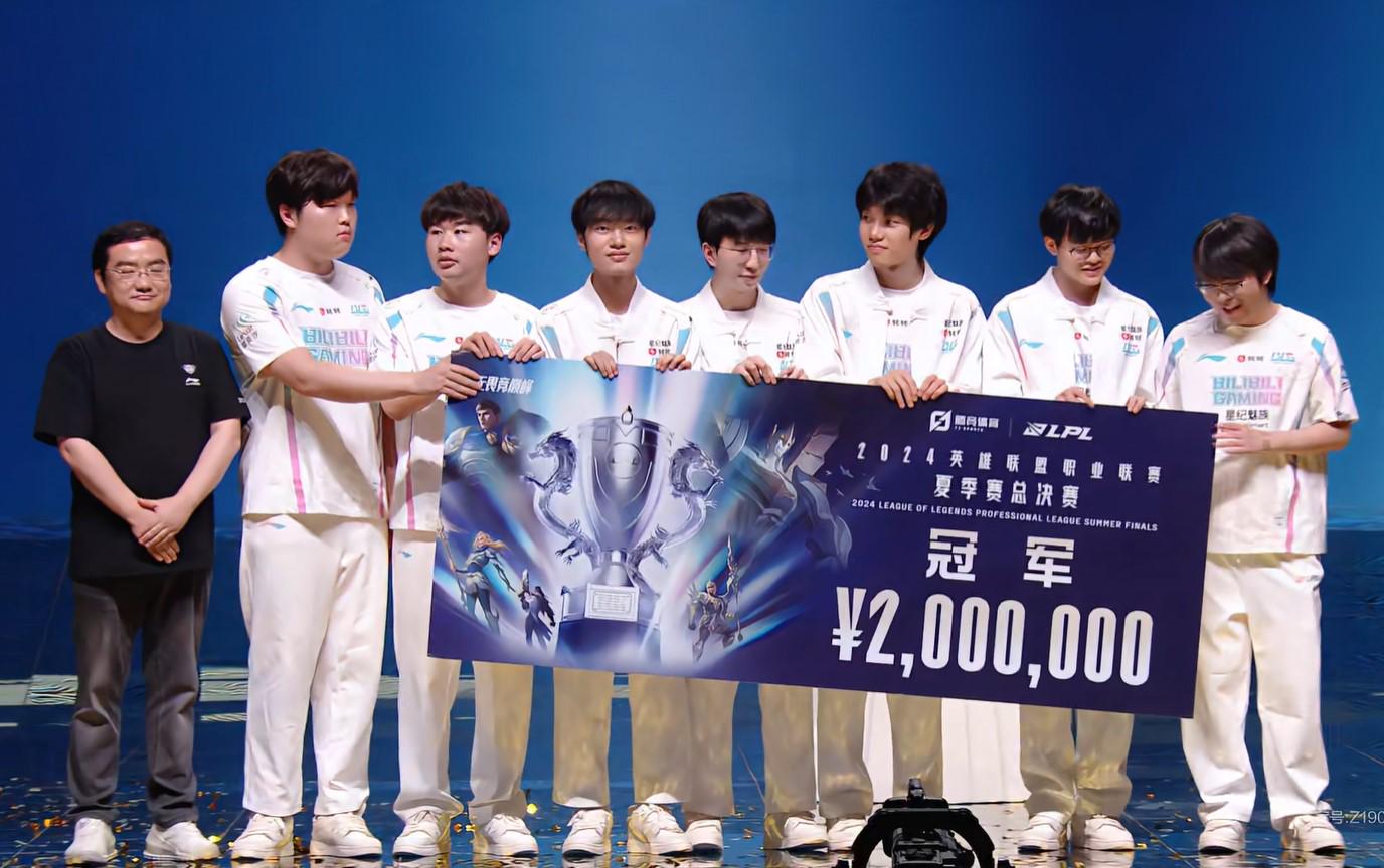 Knight获夏季赛FMVP，奖金200万，发誓要夺取世界冠军