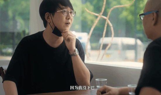 杨奇为什么戴黑口罩？他是为了修饰脸型吗？